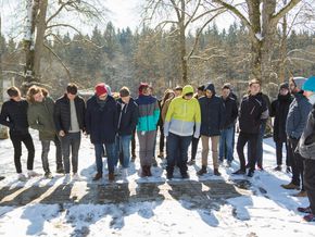 Die Schüler vor einer steinernen Schwelle mit den Namen der Einrichtungen, aus denen Menschen zur Tötung nach Grafeneck gebracht wurden. Die Schüler vor einer steinernen Schwelle mit den Namen der Einrichtungen, aus denen Menschen zur Tötung nach Grafeneck gebracht wurden.