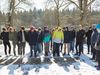 Die Schüler vor einer steinernen Schwelle mit den Namen der Einrichtungen, aus denen Menschen zur Tötung nach Grafeneck gebracht wurden.