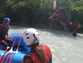 Beim Rafting durften actionreiche Stunt-Sprünge ins kalte Nass nicht fehlen. Beim Rafting durften actionreiche Stunt-Sprünge ins kalte Nass nicht fehlen.