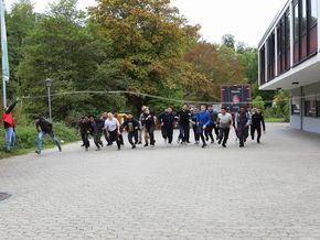 Wir meisterten alle Aufgaben gemeinsam. Wir meisterten alle Aufgaben gemeinsam.