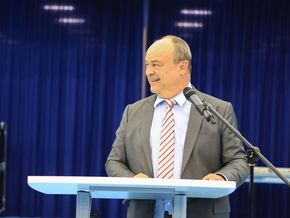 Der Abteilungsleiter fand freundliche Worte für die Leistungen der Auszubildenden. Der Abteilungsleiter fand freundliche Worte für die Leistungen der Auszubildenden.