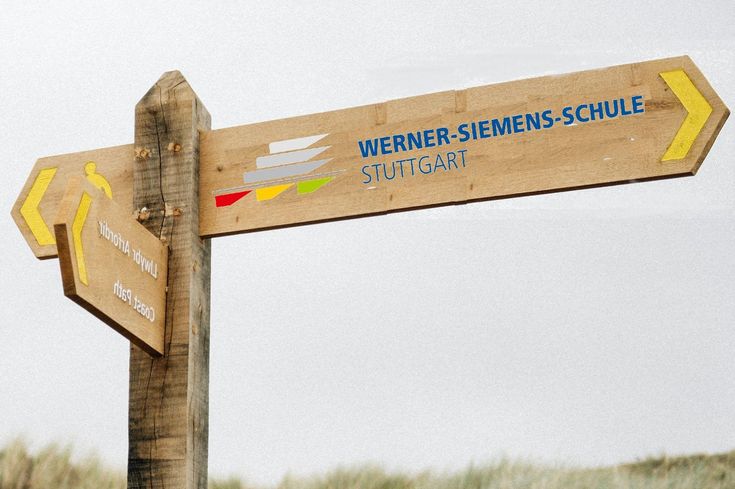 Lehrer beantwortet Frage einer Schülerin