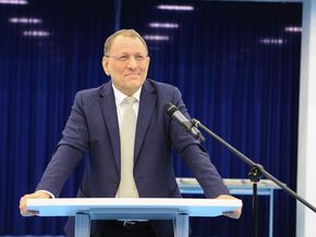 Neben lobenden Worten, gab der Schulleiter einen Blick in Zukunft. Neben lobenden Worten, gab der Schulleiter einen Blick in Zukunft.