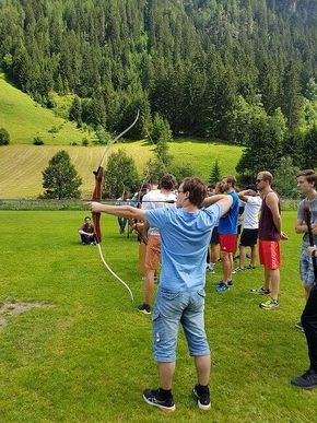 Wir bewiesen unser Können beim Bogenschießen. Wir bewiesen unser Können beim Bogenschießen.