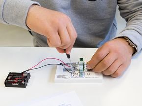 Mit Unterstützung der Lehrkräfte konnte jeder Gast seinen eigenen Elektromotor bauen. Mit Unterstützung der Lehrkräfte konnte jeder Gast seinen eigenen Elektromotor bauen.