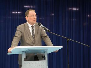 Der Schulleiter gibt in seiner Rede einen Eindruck der zukünftigen Arbeitswelt.