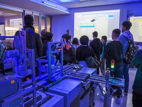 An der Smart Factory der WSS wurde den Realschülern das IoT erklärt. An der Smart Factory der WSS wurde den Realschülern das IoT erklärt.