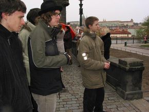 Prag: Auf der Karlsbrücke Schülergruppe auf Studienfahrt blicken von der Karlsbrücke in Prag.