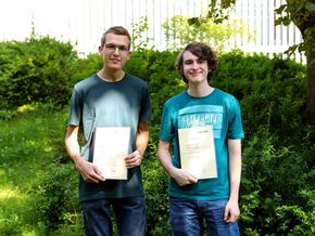 Eine besonders herausragende Leistung erzielten Johannes Lang und Jens Grabmeier mit einem Abiturschnitt von 1,0. Eine besonders herausragende Leistung erzielten Johannes Lang und Jens Grabmeier mit einem Abiturschnitt von 1,0.