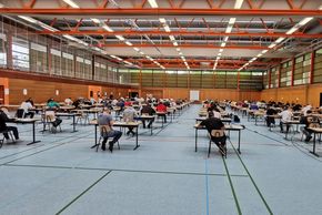 Berufsschüler am Ende der Prüfung