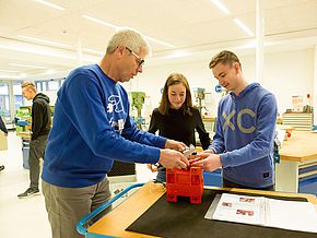 Eine Lehrkaft stellt die Mechanikwerkstatt vor. Eine Lehrkaft stellt die Mechanikwerkstatt vor.