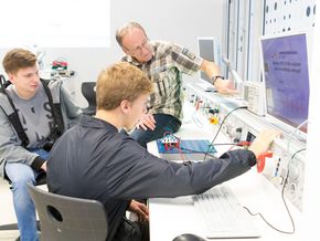Im Workshop Amplituden modulieren konnte eigene Musik vom Handy sichtbar gemacht werden. Im Workshop Amplituden modulieren konnte eigene Musik vom Handy sichtbar gemacht werden.