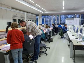 Groß und Klein konnten sich im Programmieren und Löten versuchen. Groß und Klein konnten sich im Programmieren und Löten versuchen.