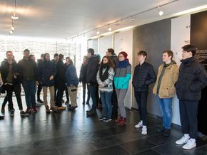 Die Schüler im Dokumentationszentrum der Gedenkstätte Grafeneck. Die Schüler im Dokumentationszentrum der Gedenkstätte Grafeneck.