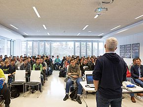 Schüler des TGs und des BKs folgen Jens Wenzels Ausführungen Jens Wenzel berichtet den TG-Schülern über seinen Werdegang