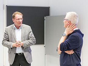 Der Schulleiter begrüßt den Gast aus dem Silicon-Valley Begrüßung von Jens Wenzel durch Herrn Klaus