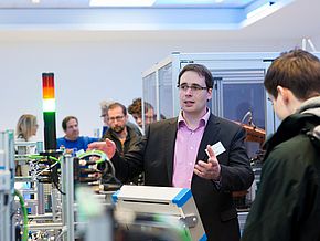 IT-Könner stellen die Lernfabrik der WSS vor. IT-Könner stellen die Lernfabrik der WSS vor.