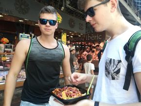 Wir lassen es uns in der Markthalle schmecken. Wir lassen es uns in der Markthalle schmecken.