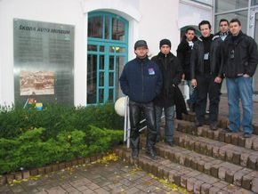 Mlada Boleslav: Skoda-Museum Schülergruppe rechts neben der Eingangstüre zum Skoda-Museum in Mlada Boleslav.